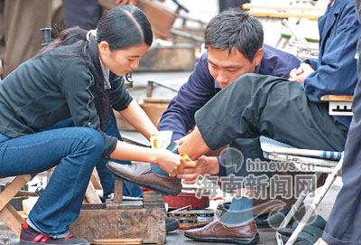 组图:漂亮大二女生上街擦皮鞋感受人情冷暖