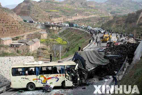 甘肃省境内发生特大车祸 24人死亡 20余人受伤