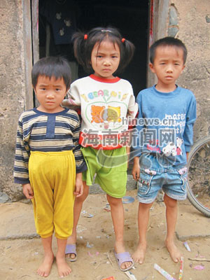 穿不起鞋的海南苦命兄妹想读书(组图)