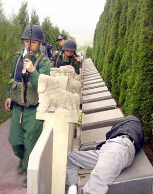 双枪劫匪开枪自毙续 劫匪家如同地下造枪厂(图)