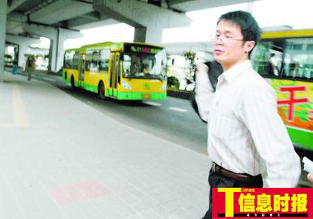 广州歹徒公交车上抢手机逃逸 路人追赶遭刺伤