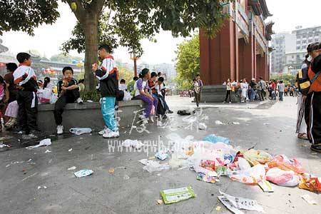 千余小学生游完人民广场留下10车垃圾(图)