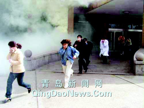 起火了启动应急预案 青岛中心医院举行消防演练