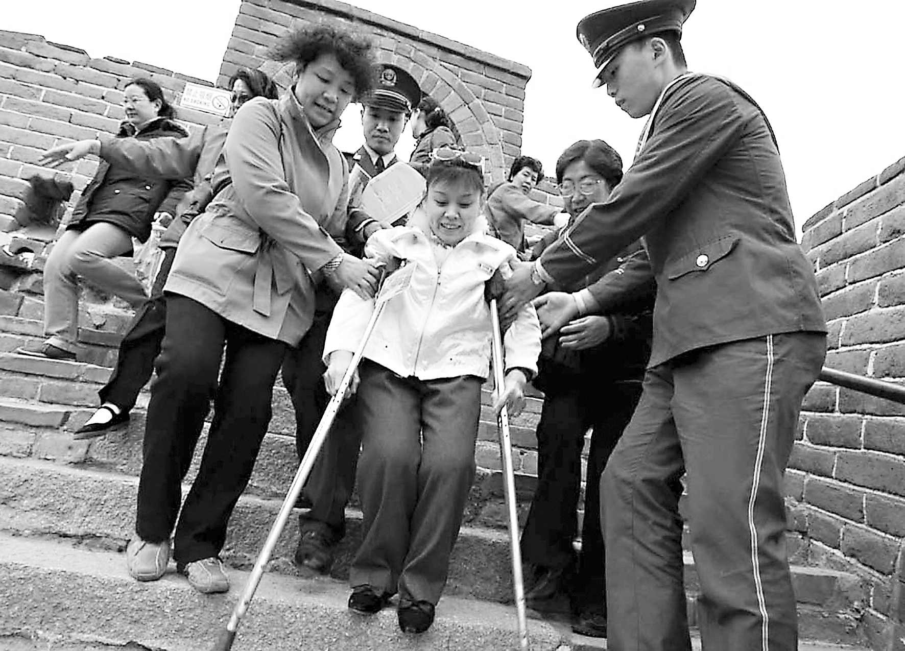 双井街道帮助残疾人五一登长城(图)