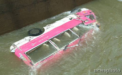 中巴客车坠桥入水 10人死亡