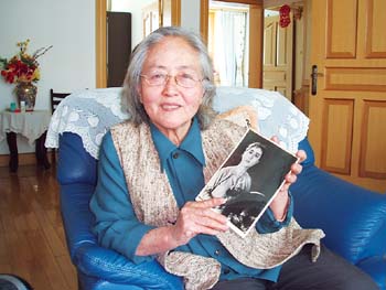 大连市话剧团77岁的老演员刘雪芳演过很多剧目上镜一百多次前夫患病她