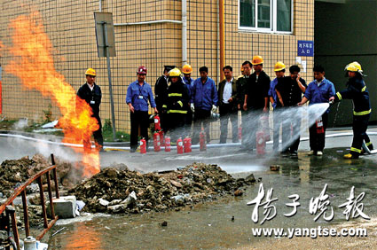 闹市施工不慎 天然气"发火"