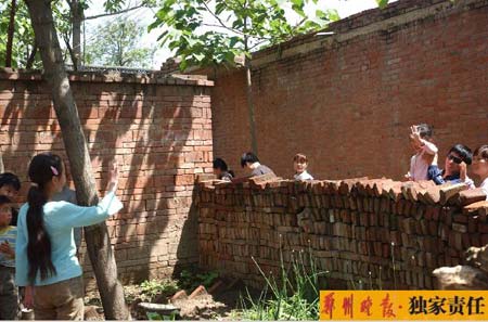 愛心團探望堅強女童小趙翔流下感動淚水(圖)