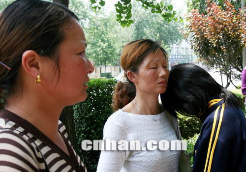 两女离家母亲苦寻 武汉发廊前相见母女心酸!