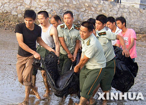 邊防官兵救助海豚(組圖)(3)