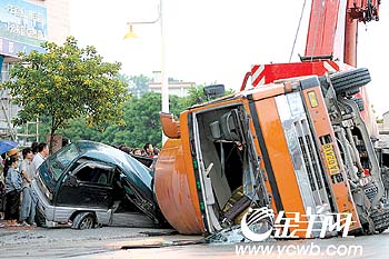 面包车“摆尾”　“绊倒”搅拌车