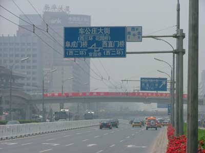 新闻中心 社会新闻 正文 闫峥/摄 目前,只在官园桥东西方向