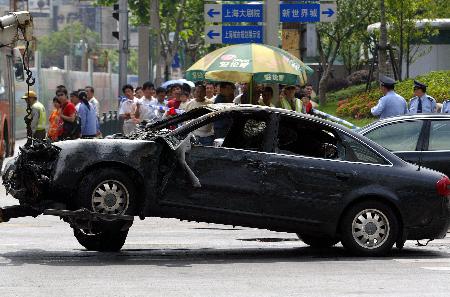 上海撞伤4名警察交警奥迪车为套牌黑车