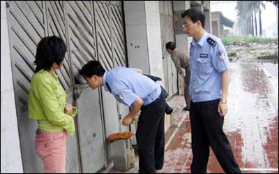 摧残    被逼卖淫少女跪地哭求,良心发现的嫖客,冒雨跑到派出所报案