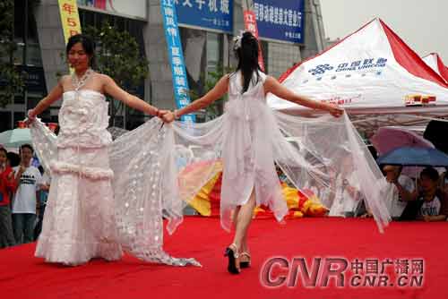 武汉:大学生歌舞表演宣传环境保护