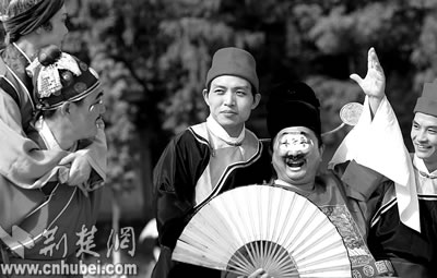 图文:潜江花鼓戏在街头演出