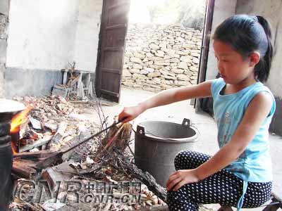 父去世母改嫁爷爷卧床 6岁女孩早当家[图]