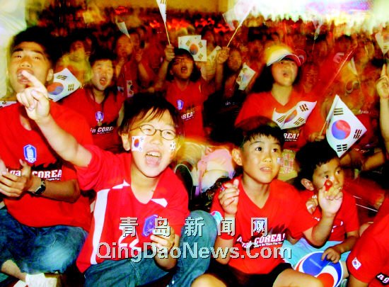 韩国足球队获胜 在青韩国球迷狂欢庆祝胜利(图