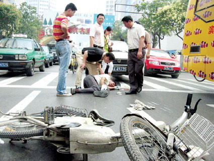 横穿马路酿车祸_新闻中心_新浪网