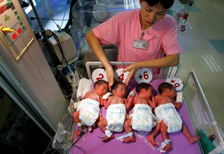 岁孕妇产下四胞胎 曾因经济负担重欲放弃(图)