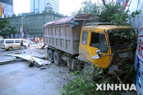 事故造成2人当场死亡,另有3人被送往医