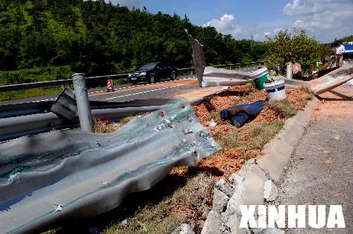 广梧高速公路发生重大交通事故[组图]