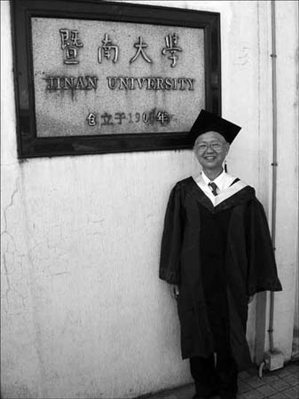65岁马来西亚籍华人从暨南大学硕士毕业(图)