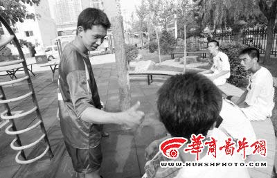 “没有摔倒，只有站起”(图)
