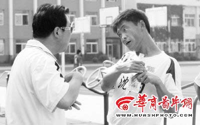 “没有摔倒，只有站起”(图)