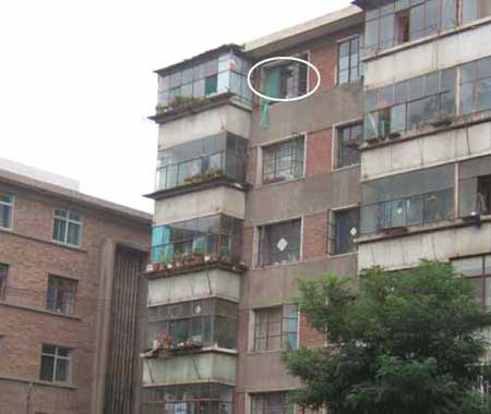 经理全身赤裸六楼坠下死亡