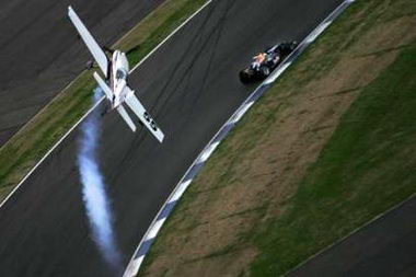 飞机摩托车和F-1赛车举行竞速比赛(视频)