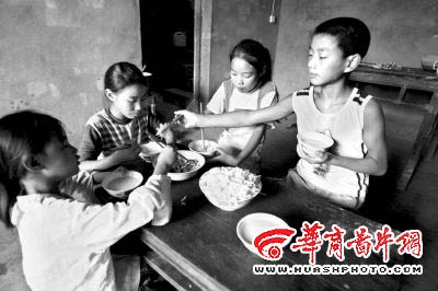 母親臨終托孤14歲哥哥養3個妹妹(組圖)