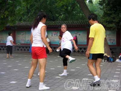北京百万市民开展迎奥运倒计时两周年晨练活动