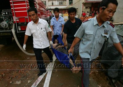 小板桥一私营沙发厂大火熏死10人目击8·10小板桥大火