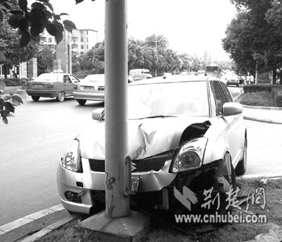 湖北考试院门前:为避出租车 小汽车撞上电杆(图