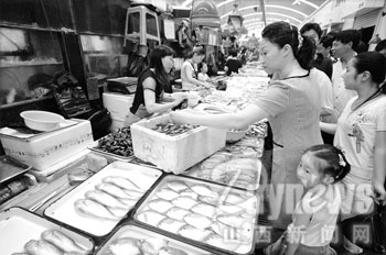 五龙口海鲜市场开办起海鲜早市(图)