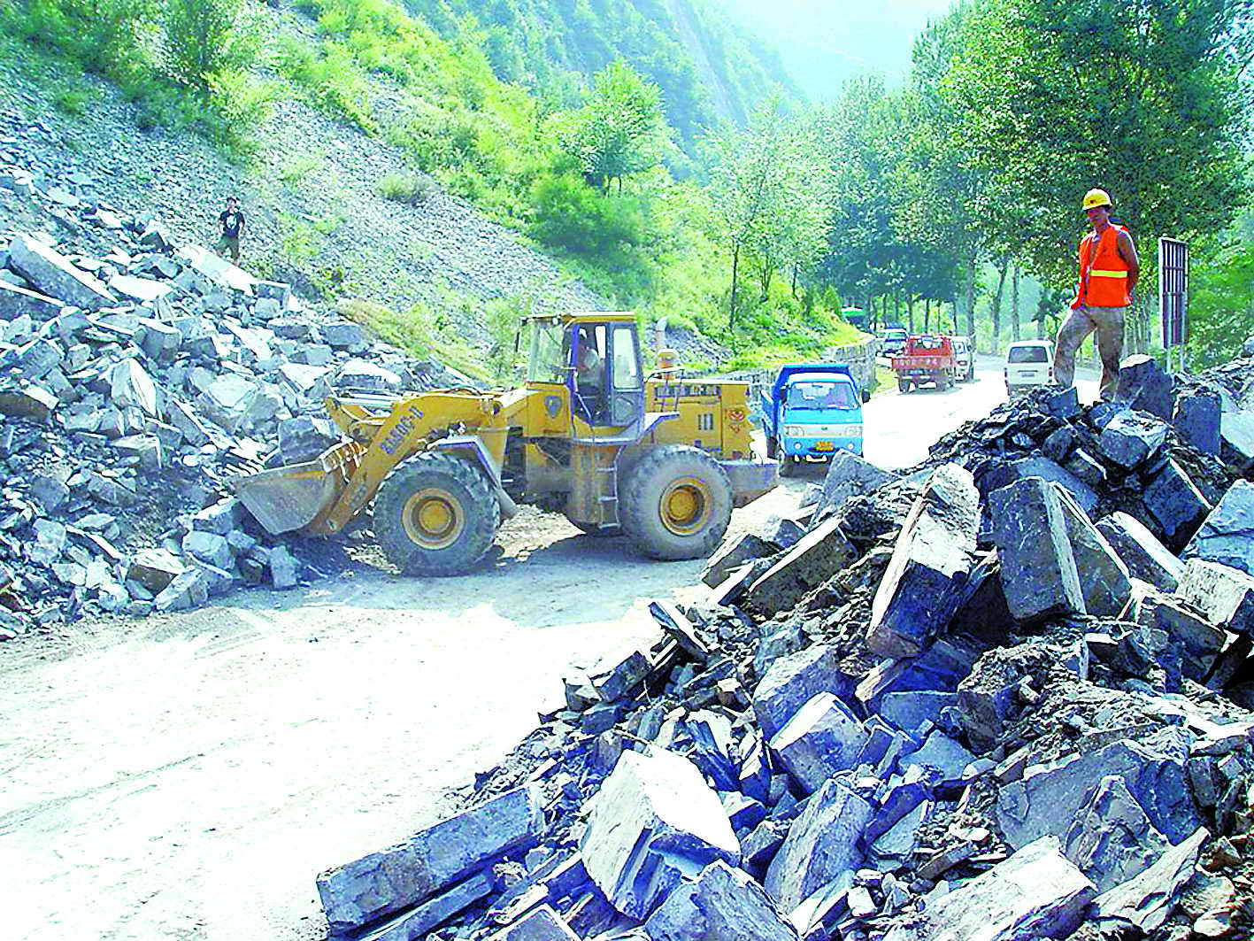 滦赤路塌方断路9小时抢险恢复交通(图)