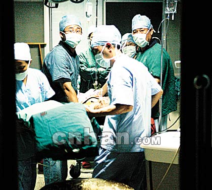 胸部多处中弹的肖国祥在医院抢救