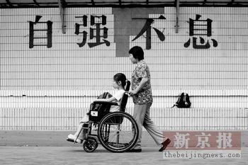 母親背癱女千里赴京續:女兒稱為求學隱瞞實情