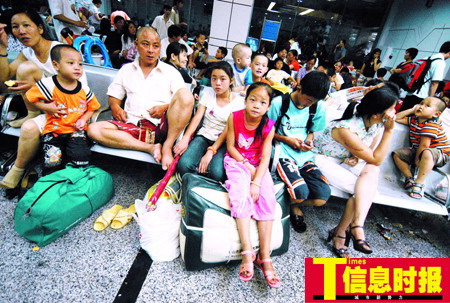 广州中小学生探亲返乡 1个大人带14小孩挤火车