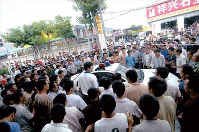 福州300民工追打老板 围堵警车对峙半小时(图