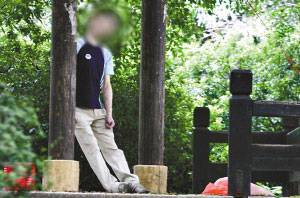 年轻小伙疑找工作不顺在公园上吊自杀(图)