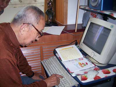 85岁老人苦练拼音发短信