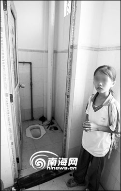海南一学校厕所堵塞 老师让学生用手掏大便(图)(2)