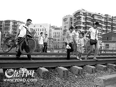 下塘棠溪村铁路段护栏遭破坏居民常涉险过铁路