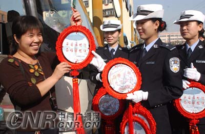 郑州市交巡警赠送平安结 提醒暖人心[图]