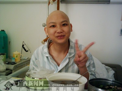 少女凌燕梅笑对白血病父亲忧虑动手术费用(图)
