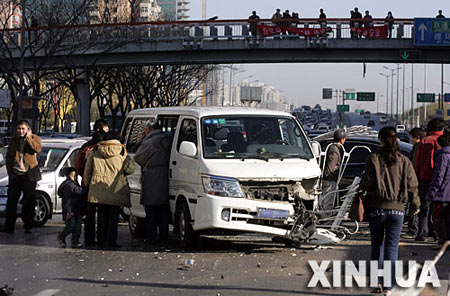 奥迪婚车撞飞护栏5人受伤堵塞长安街东线(图)