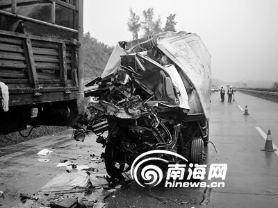 小货车追尾撞上大货车