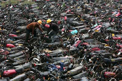 回收公司货场,三四万辆回收报废的摩托车堆积